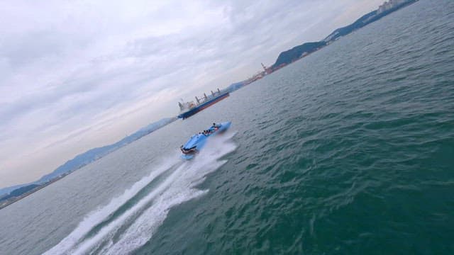 바다를 가로지르는 스피드보트