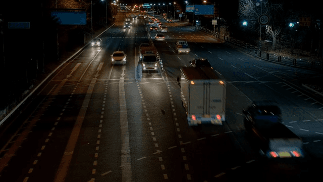 번화한 도로의 야간 교통