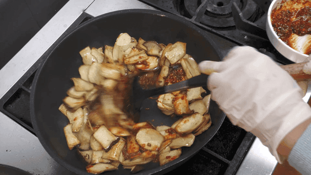 매운 소스를 곁들인 버섯 요리