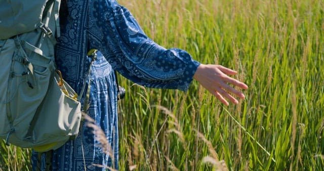 손에 생생하게 닿는 자연을 만끽하는 여성