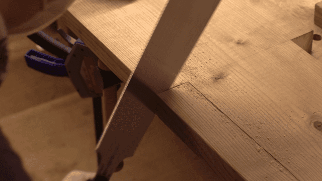 작업실에서 손톱으로 나무 자르기