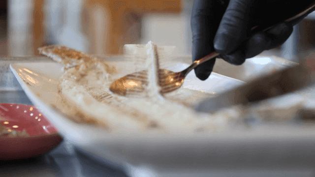 접시 위에서 섬세하게 손질되는 갈치