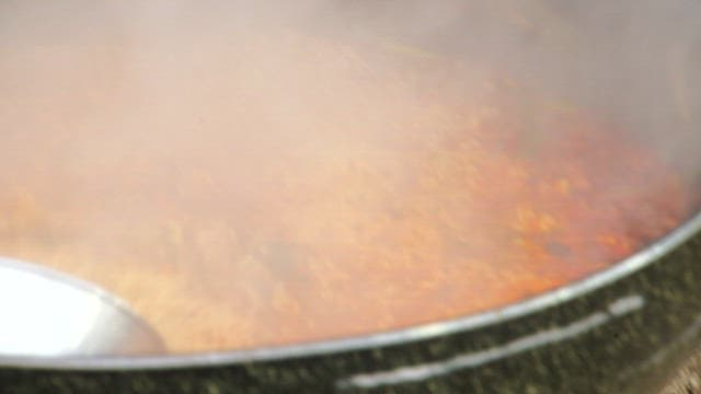 큰 냄비에서 요리된 매운 짬뽕 라면을 그릇에 담기