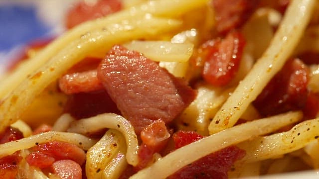 훈제오리 조각이 올라간 맛있는 감자채볶음의 클로즈업