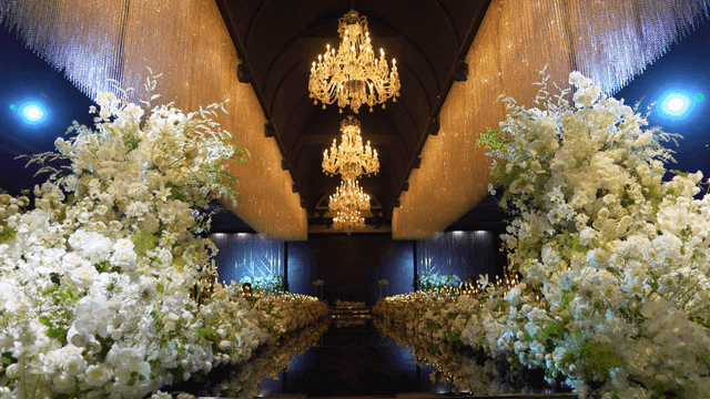 화려한 꽃 장식의 결혼식장