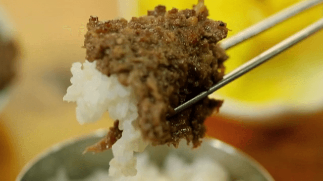 밥 위에 불고기를 집은 젓가락