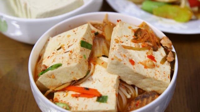 따뜻한 국과 밥이 차려진 한국식 밥상