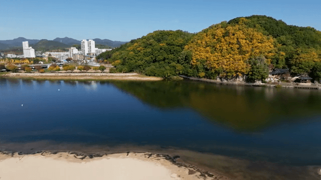 가을 단풍이 있는 경치 좋은 호수