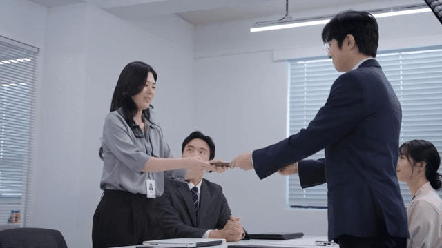 계약서에 사인한 후 건네받는 미팅 현장