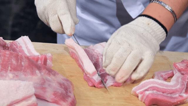 칼로 생고기를 자르는 모습