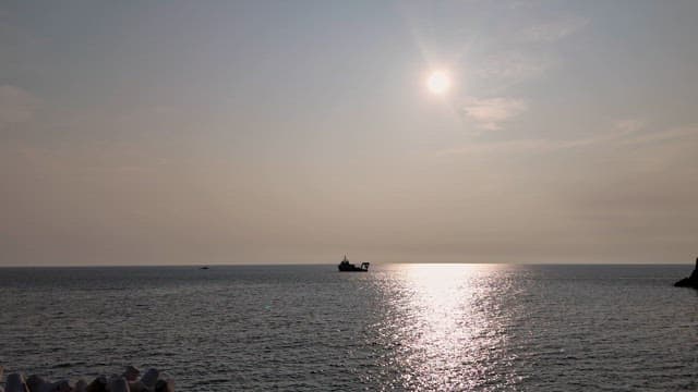 태양 아래 항해하는 배