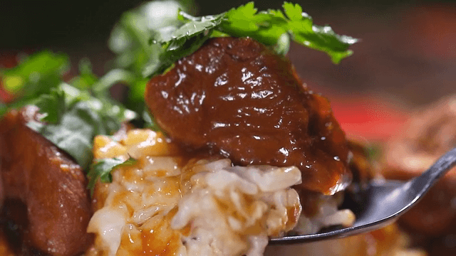 크리미한 리조또 위에 진한 돼지고기 스튜