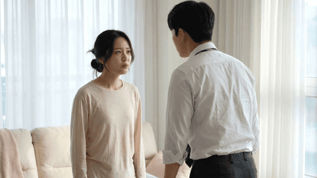 거실에서 심각한 표정으로 싸우는 커플