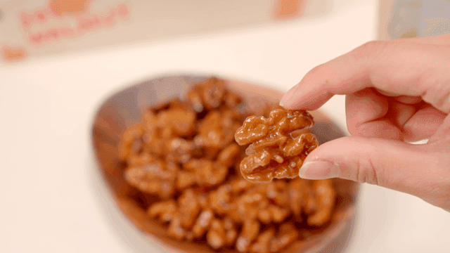 테이블 위에 놓인 호두정과