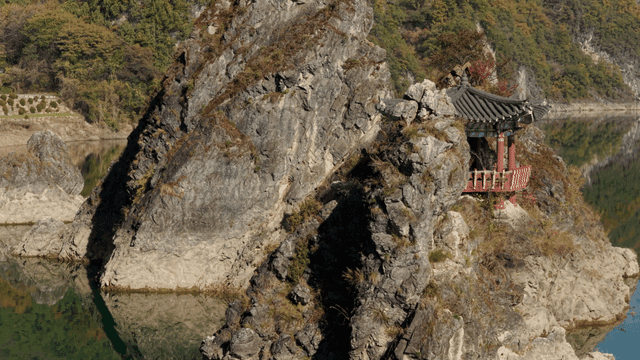 호수 옆 바위 절벽에 있는 전통 정자