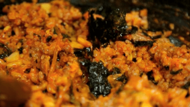 팬에서 볶아지는 볶음밥