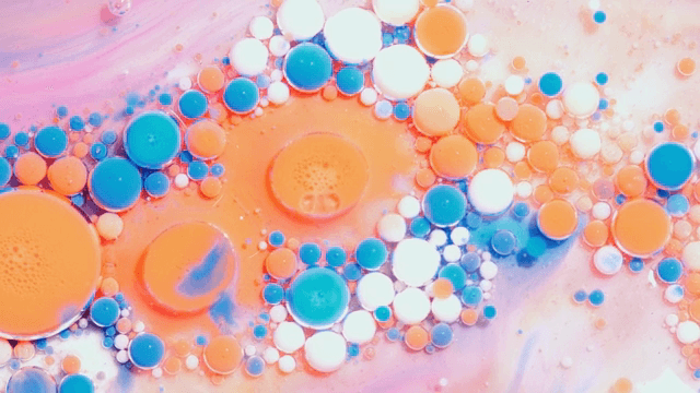 혼합 액체 속 다채로운 버블들
