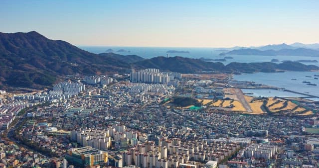 해안선과 맞닿은 도시의 낮부터 밤까지의 풍경