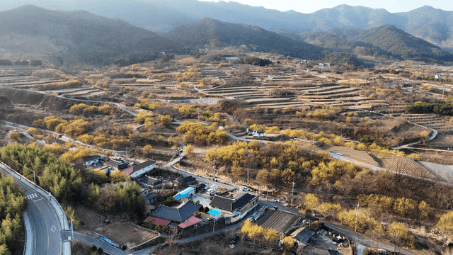 계단식 논으로 둘러싸인 시골 마을