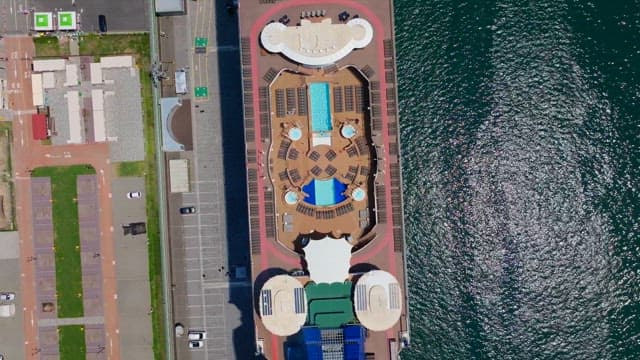 맑은 날 항구에 정박해 있는 크루즈 선박