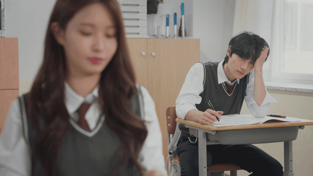 교실에서 시험 문제를 어려워하는 학생들