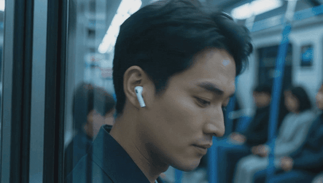 지하철에서 무선 이어폰으로 음악을 듣는 남자