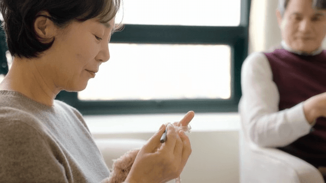 아늑한 실내에서 뜨개질하는 여성