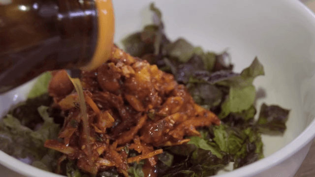 밴댕이 무침에 참기름을 두르는 모습