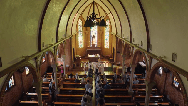 미사 중인 성당 내부