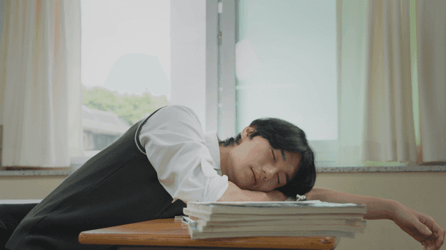 교실에서 공부하고 쉬는 학생