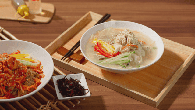 한국식 냉면과 매콤한 비빔면