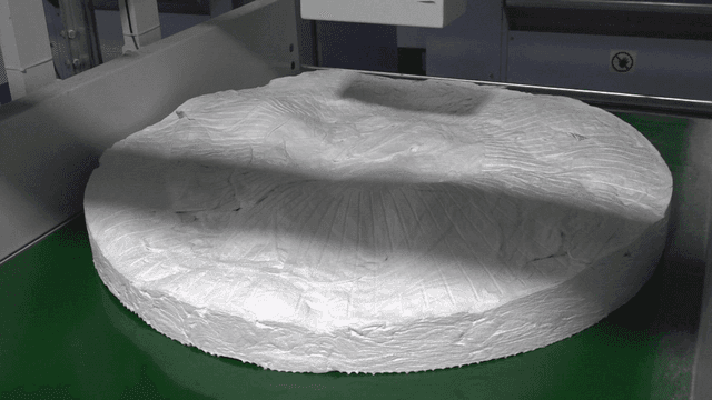 컨베이어 벨트 위의 큰 흰색 원반