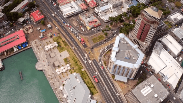 도로와 건물이 있는 번화한 도시