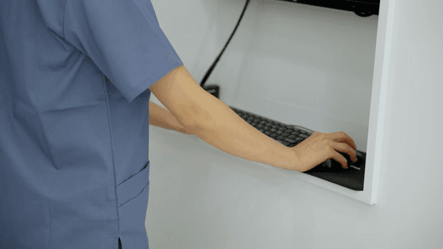 병원에서 키보드를 치는 간호사