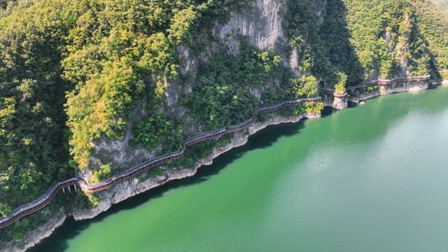 고요한 강을 따라 이어진 산길