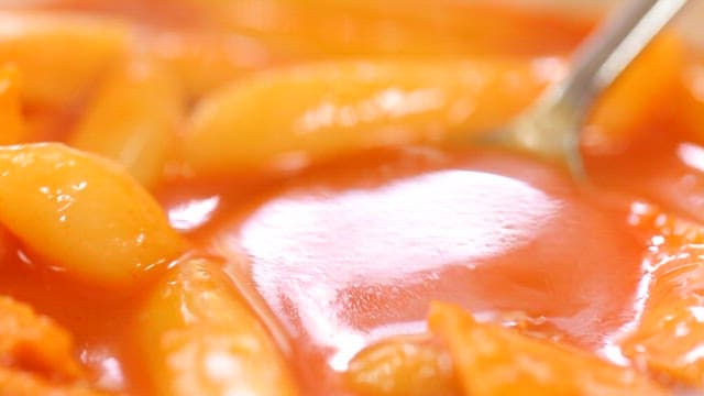 숟가락에 담긴 매운 떡볶이 소스 국물
