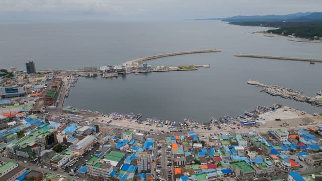 고요한 바다와 해안 마을