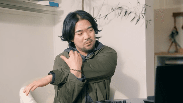 자리에서 가벼운 스트레칭을 하는 직장인 남성