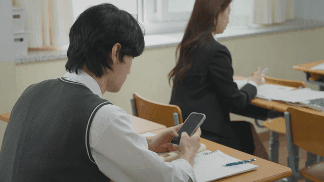 교실에서 휴대폰을 사용하는 학생