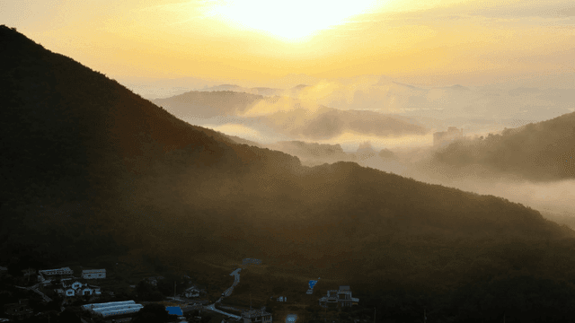 농촌 마을과 들판 위의 일출