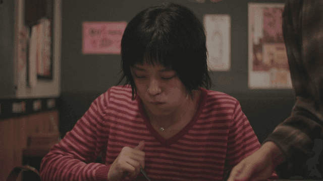 아늑한 식당에서 식사를 즐기는 여성