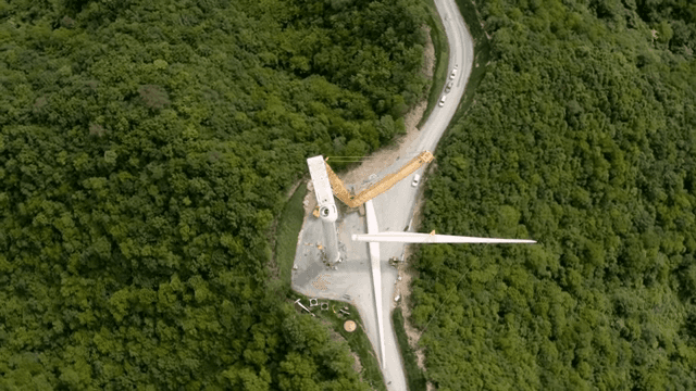 산 위의 풍력 터빈 건설 현장