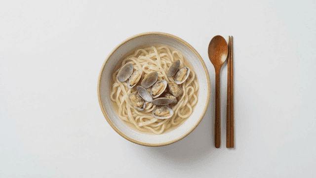 Clam kalguksu and tableware