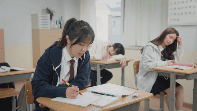 자습 시간에 졸고 있는 학생을 깨우고 질문에 답해주는 선생님