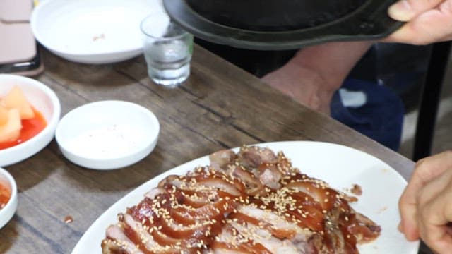 식탁에 놓인 먹음직스러운 족발과 순대국