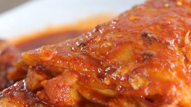 맛있게 조리된 빨간 생선찜