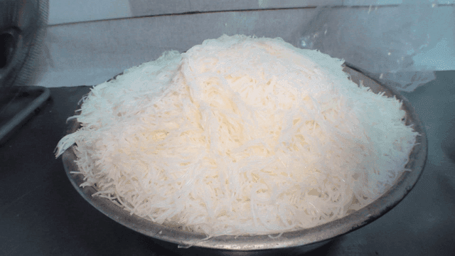 스테인 그릇에 가득 담긴 야끼만두 속