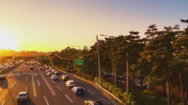 도시의 바쁜 고속도로 위로 해질녘