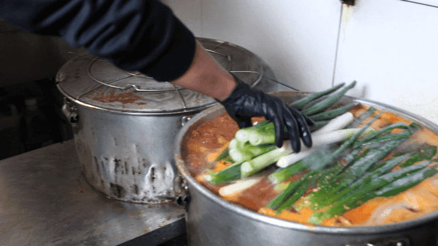 Chef who puts green onions in boiling pot