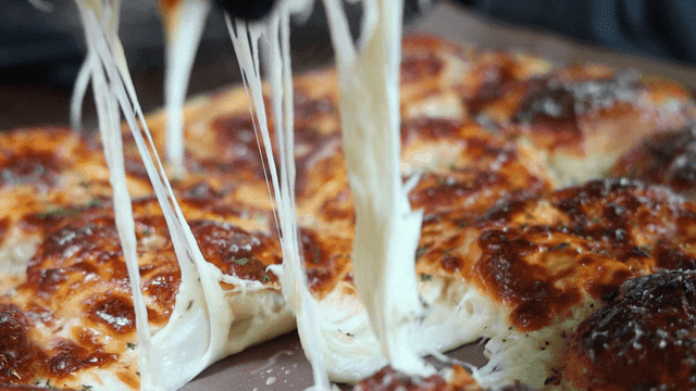 콰트로치즈 베이글을 찢어내는 손